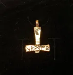 Vikingevedhæng Bronze Thorshammer med runer, Vikingevedhæng Bronze Thorshammer - tosidet med runer, thor, vikingesmykker, vedhæng, vikingevedhæng, dobbelt, mønster, vikingefund, gamle, guder, aser, mytologi, museumssmykker, kopismykker, vikingekopi, biti, ribe, domkirke,