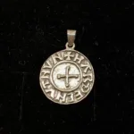 Vikingevedhæng sølvmønt - Aalborg, sølvskat, alabu, mønt, wotan, bracteat, bractiat, dansk, fund, vikingefund, kong harald, gamle, museumssmykker, museums, kopismykker, kopi, udgravninger, danefæ, gaveide, sølvsmykke, vedhæng, ægte, original, biti, ribe,