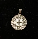 Vikingevedhæng sølvmønt - Aalborg, sølvskat, alabu, mønt, wotan, bracteat, bractiat, dansk, fund, vikingefund, kong harald, gamle, museumssmykker, museums, kopismykker, kopi, udgravninger, danefæ, gaveide, sølvsmykke, vedhæng, ægte, original, biti, ribe,