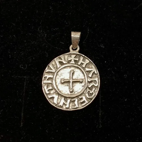 Vikingevedhæng sølvmønt - Aalborg, sølvskat, alabu, mønt, wotan, bracteat, bractiat, dansk, fund, vikingefund, kong harald, gamle, museumssmykker, museums, kopismykker, kopi, udgravninger, danefæ, gaveide, sølvsmykke, vedhæng, ægte, original, biti, ribe,