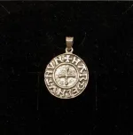 Vikingevedhæng sølvmønt - Aalborg, sølvskat, alabu, mønt, wotan, bracteat, bractiat, dansk, fund, vikingefund, kong harald, gamle, museumssmykker, museums, kopismykker, kopi, udgravninger, danefæ, gaveide, sølvsmykke, vedhæng, ægte, original, biti, ribe,