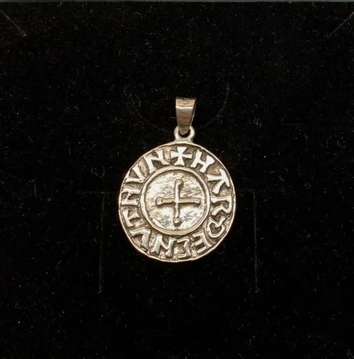 Vikingevedhæng sølvmønt - Aalborg, sølvskat, alabu, mønt, wotan, bracteat, bractiat, dansk, fund, vikingefund, kong harald, gamle, museumssmykker, museums, kopismykker, kopi, udgravninger, danefæ, gaveide, sølvsmykke, vedhæng, ægte, original, biti, ribe,