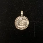 Vikingevedhæng sølvmønt - Hedeby lille, Vikingevedhæng sølvmønt - Hedeby, første, mønt, sølvmønt, sølvsmykker, Vikingevedhæng sølvmønt - Aalborg, sølvskat, alabu, mønt, wotan, bracteat, bractiat, dansk, fund, vikingefund, kong harald, gamle, museumssmykker, museums, kopismykker, kopi, udgravninger, danefæ, gaveide, sølvsmykke, vedhæng, ægte, original, biti, ribe, 06-335-10