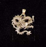 Vikingevedhæng i Sølv - Drage med Snoet Hale, 06-368-5, fabeldyr, drage, sølv, ægte, sterling, original, vikingesmykke, vikingesmykker, fund, udgravninger, museumssmykker, magisk, magi, aser, midgårdsormen, ribe, moesgård, museumssmykker, museumssmykke, kopismykke, danefæ, odin, thor, thyra, gorm, konger, mytologi, eventr, stort, smykke, gaveide, rollespil,