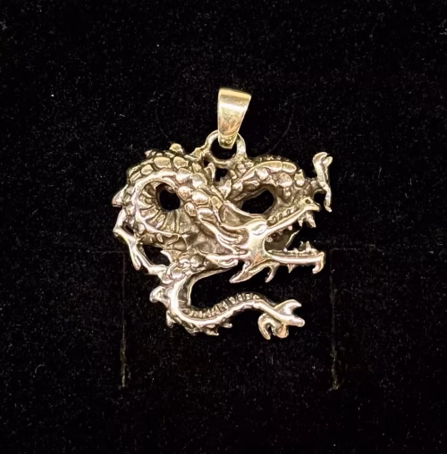 Vikingevedhæng i Sølv - Drage med Snoet Hale, 06-368-5, fabeldyr, drage, sølv, ægte, sterling, original, vikingesmykke, vikingesmykker, fund, udgravninger, museumssmykker, magisk, magi, aser, midgårdsormen, ribe, moesgård, museumssmykker, museumssmykke, kopismykke, danefæ, odin, thor, thyra, gorm, konger, mytologi, eventr, stort, smykke, gaveide, rollespil,