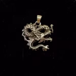 Vikingevedhæng i Sølv - Drage med Snoet Hale, 06-368-5, fabeldyr, drage, sølv, ægte, sterling, original, vikingesmykke, vikingesmykker, fund, udgravninger, museumssmykker, magisk, magi, aser, midgårdsormen, ribe, moesgård, museumssmykker, museumssmykke, kopismykke, danefæ, odin, thor, thyra, gorm, konger, mytologi, eventr, stort, smykke, gaveide, rollespil,