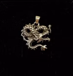 Vikingevedhæng i Sølv - Drage med Snoet Hale, 06-368-5, fabeldyr, drage, sølv, ægte, sterling, original, vikingesmykke, vikingesmykker, fund, udgravninger, museumssmykker, magisk, magi, aser, midgårdsormen, ribe, moesgård, museumssmykker, museumssmykke, kopismykke, danefæ, odin, thor, thyra, gorm, konger, mytologi, eventr, stort, smykke, gaveide, rollespil,