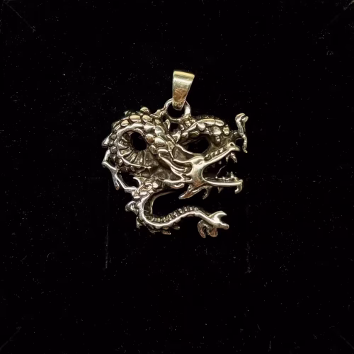 Vikingevedhæng i Sølv - Drage med Snoet Hale, 06-368-5, fabeldyr, drage, sølv, ægte, sterling, original, vikingesmykke, vikingesmykker, fund, udgravninger, museumssmykker, magisk, magi, aser, midgårdsormen, ribe, moesgård, museumssmykker, museumssmykke, kopismykke, danefæ, odin, thor, thyra, gorm, konger, mytologi, eventr, stort, smykke, gaveide, rollespil,