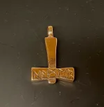 Vikingevedhæng Bronze Thorshammer med runer, Vikingevedhæng Bronze Thorshammer - tosidet med runer, thor, vikingesmykker, vedhæng, vikingevedhæng, dobbelt, mønster, vikingefund, gamle, guder, aser, mytologi, museumssmykker, kopismykker, vikingekopi, biti, ribe, domkirke,