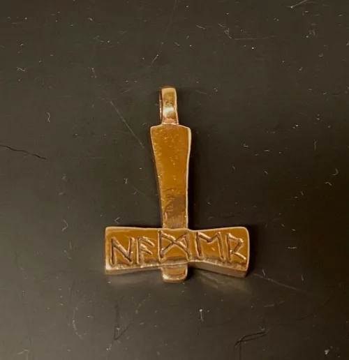 Vikingevedhæng Bronze Thorshammer med runer, Vikingevedhæng Bronze Thorshammer - tosidet med runer, thor, vikingesmykker, vedhæng, vikingevedhæng, dobbelt, mønster, vikingefund, gamle, guder, aser, mytologi, museumssmykker, kopismykker, vikingekopi, biti, ribe, domkirke,