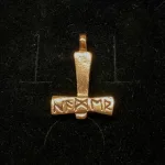 Vikingevedhæng Bronze Thorshammer med runer, Vikingevedhæng Bronze Thorshammer - tosidet med runer, thor, vikingesmykker, vedhæng, vikingevedhæng, dobbelt, mønster, vikingefund, gamle, guder, aser, mytologi, museumssmykker, kopismykker, vikingekopi, biti, ribe, domkirke,