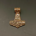 Vikingevedhæng Bronze Thorshammer - tosidet med runer, thor, vikingesmykker, vedhæng, vikingevedhæng, dobbelt, mønster, vikingefund, gamle, guder, aser, mytologi, museumssmykker, kopismykker, vikingekopi, biti, ribe, dmkirke,