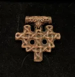 Vikingevedhæng i bronze - Hiddensee Kors, gammelt, vikingekors, stort, markant, vikingesmykker, vedhæng, fugl, ravn, museumssmykker, museumssmykke, kopi, original, ægte, nordiske, guder, aser, mytologi, interessant, rollespil, gaveide, fund, vikingefund, biti, ribe, ansgar, domkirke,