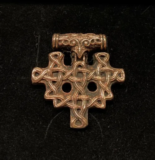Vikingevedhæng i bronze - Hiddensee Kors, gammelt, vikingekors, stort, markant, vikingesmykker, vedhæng, fugl, ravn, museumssmykker, museumssmykke, kopi, original, ægte, nordiske, guder, aser, mytologi, interessant, rollespil, gaveide, fund, vikingefund, biti, ribe, ansgar, domkirke,
