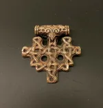 Vikingevedhæng i bronze - Hiddensee Kors, gammelt, vikingekors, stort, markant, vikingesmykker, vedhæng, fugl, ravn, museumssmykker, museumssmykke, kopi, original, ægte, nordiske, guder, aser, mytologi, interessant, rollespil, gaveide, fund, vikingefund, biti, ribe, ansgar, domkirke,