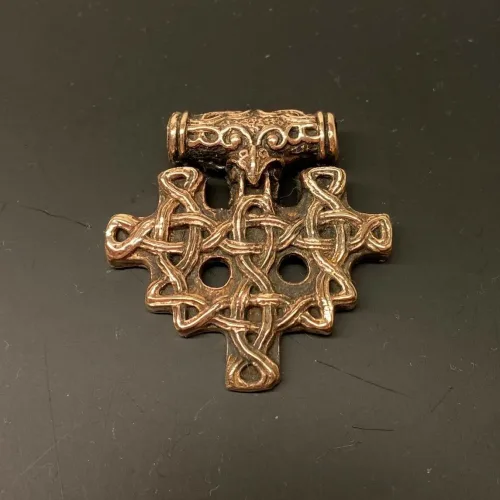 Vikingevedhæng i bronze - Hiddensee Kors, gammelt, vikingekors, stort, markant, vikingesmykker, vedhæng, fugl, ravn, museumssmykker, museumssmykke, kopi, original, ægte, nordiske, guder, aser, mytologi, interessant, rollespil, gaveide, fund, vikingefund, biti, ribe, ansgar, domkirke,