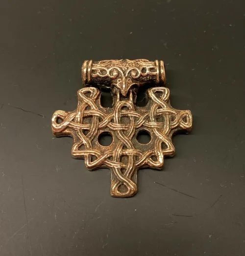 Vikingevedhæng i bronze - Hiddensee Kors, gammelt, vikingekors, stort, markant, vikingesmykker, vedhæng, fugl, ravn, museumssmykker, museumssmykke, kopi, original, ægte, nordiske, guder, aser, mytologi, interessant, rollespil, gaveide, fund, vikingefund, biti, ribe, ansgar, domkirke,