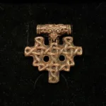 Vikingevedhæng i bronze - Hiddensee Kors, gammelt, vikingekors, stort, markant, vikingesmykker, vedhæng, fugl, ravn, museumssmykker, museumssmykke, kopi, original, ægte, nordiske, guder, aser, mytologi, interessant, rollespil, gaveide, fund, vikingefund, biti, ribe, ansgar, domkirke,