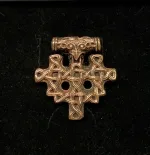 Vikingevedhæng i bronze - Hiddensee Kors, gammelt, vikingekors, stort, markant, vikingesmykker, vedhæng, fugl, ravn, museumssmykker, museumssmykke, kopi, original, ægte, nordiske, guder, aser, mytologi, interessant, rollespil, gaveide, fund, vikingefund, biti, ribe, ansgar, domkirke,