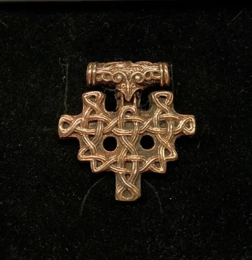 Vikingevedhæng i bronze - Hiddensee Kors, gammelt, vikingekors, stort, markant, vikingesmykker, vedhæng, fugl, ravn, museumssmykker, museumssmykke, kopi, original, ægte, nordiske, guder, aser, mytologi, interessant, rollespil, gaveide, fund, vikingefund, biti, ribe, ansgar, domkirke,