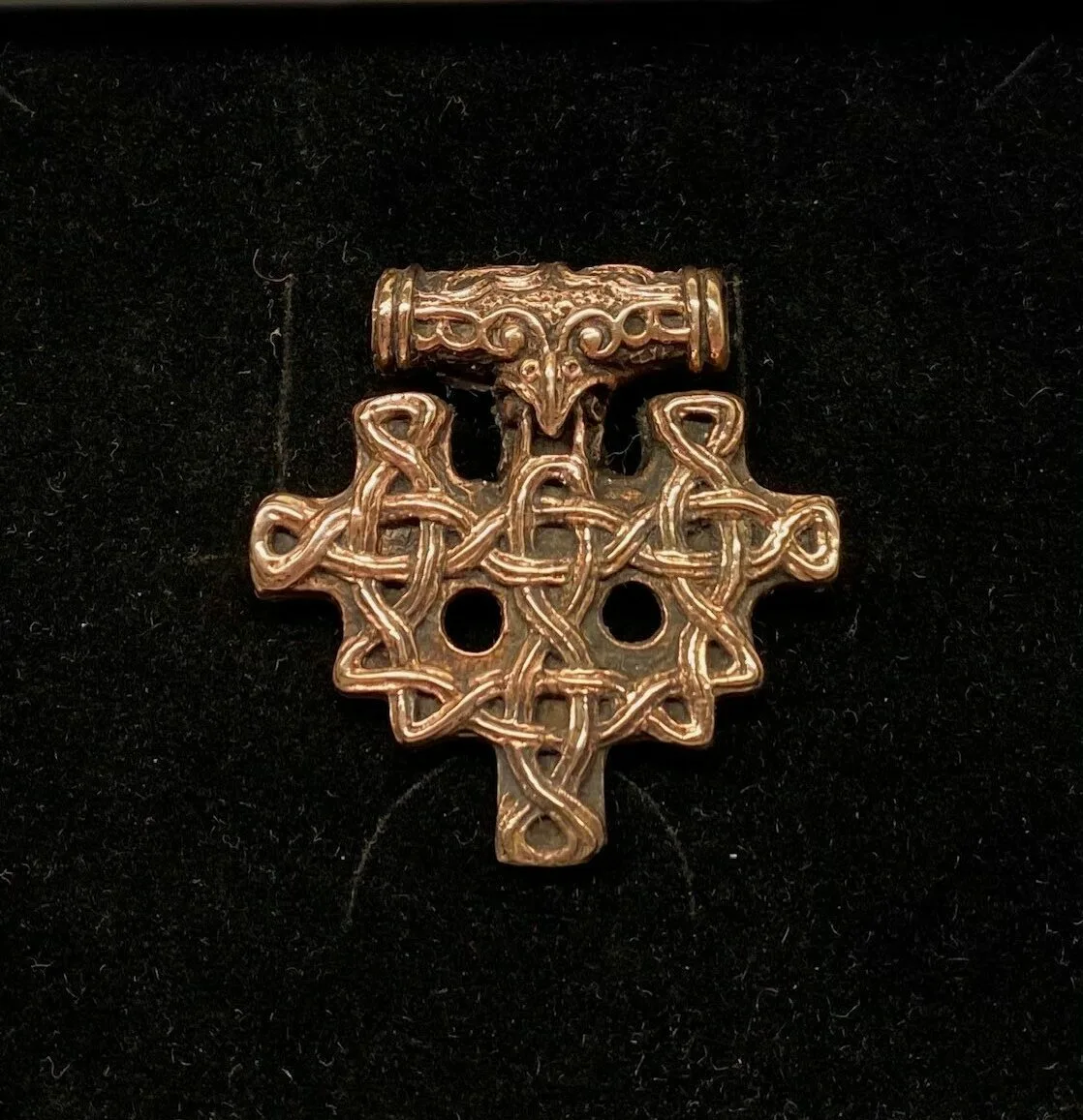 Vikingevedhæng i bronze - Hiddensee Kors Vikingevedhæng i bronze - Hiddensee Kors, gammelt, vikingekors, stort, markant, vikingesmykker, vedhæng, fugl, ravn, museumssmykker, museumssmykke, kopi, original, ægte, nordiske, guder, aser, mytologi, interessant, rollespil, gaveide, fund, vikingefund, biti, ribe, ansgar, domkirke,