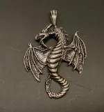 Vikingevedhæng i sølv - Drage med vinger, Vikingevedhæng i sølv - Snoet Drage, fabeldyr, drage, sølv, ægte, sterling, original, vikingesmykke, vikingesmykker, fund, udgravninger, museumssmykker, magisk, magi, aser, midgårdsormen, ribe, moesgård, museumssmykker, museumssmykke, kopismykke, danefæ, odin, thor, thyra, gorm, konger, mytologi, eventr, stort, smykke, gaveide, rollespil,