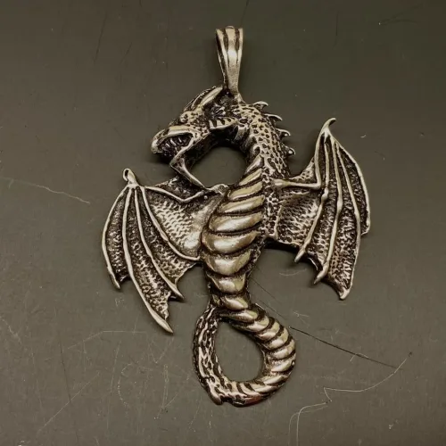 Vikingevedhæng i sølv - Drage med vinger, Vikingevedhæng i sølv - Snoet Drage, fabeldyr, drage, sølv, ægte, sterling, original, vikingesmykke, vikingesmykker, fund, udgravninger, museumssmykker, magisk, magi, aser, midgårdsormen, ribe, moesgård, museumssmykker, museumssmykke, kopismykke, danefæ, odin, thor, thyra, gorm, konger, mytologi, eventr, stort, smykke, gaveide, rollespil,