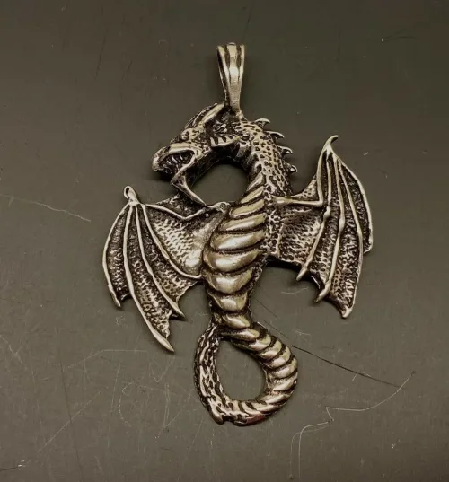 Vikingevedhæng i sølv - Drage med vinger, Vikingevedhæng i sølv - Snoet Drage, fabeldyr, drage, sølv, ægte, sterling, original, vikingesmykke, vikingesmykker, fund, udgravninger, museumssmykker, magisk, magi, aser, midgårdsormen, ribe, moesgård, museumssmykker, museumssmykke, kopismykke, danefæ, odin, thor, thyra, gorm, konger, mytologi, eventr, stort, smykke, gaveide, rollespil,