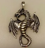 Vikingevedhæng i sølv - Drage med vinger, Vikingevedhæng i sølv - Snoet Drage, fabeldyr, drage, sølv, ægte, sterling, original, vikingesmykke, vikingesmykker, fund, udgravninger, museumssmykker, magisk, magi, aser, midgårdsormen, ribe, moesgård, museumssmykker, museumssmykke, kopismykke, danefæ, odin, thor, thyra, gorm, konger, mytologi, eventr, stort, smykke, gaveide, rollespil,