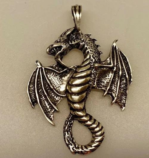 Vikingevedhæng i sølv - Drage med vinger, Vikingevedhæng i sølv - Snoet Drage, fabeldyr, drage, sølv, ægte, sterling, original, vikingesmykke, vikingesmykker, fund, udgravninger, museumssmykker, magisk, magi, aser, midgårdsormen, ribe, moesgård, museumssmykker, museumssmykke, kopismykke, danefæ, odin, thor, thyra, gorm, konger, mytologi, eventr, stort, smykke, gaveide, rollespil,