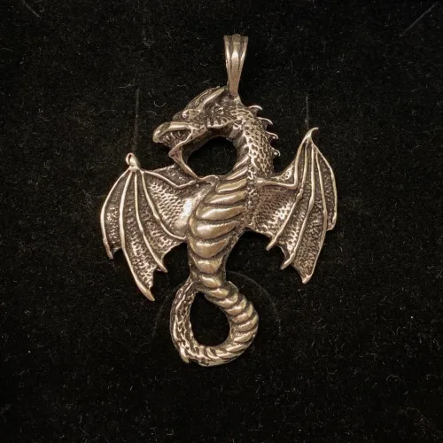 Vikingevedhæng i sølv - Drage med vinger, Vikingevedhæng i sølv - Snoet Drage, fabeldyr, drage, sølv, ægte, sterling, original, vikingesmykke, vikingesmykker, fund, udgravninger, museumssmykker, magisk, magi, aser, midgårdsormen, ribe, moesgård, museumssmykker, museumssmykke, kopismykke, danefæ, odin, thor, thyra, gorm, konger, mytologi, eventr, stort, smykke, gaveide, rollespil,