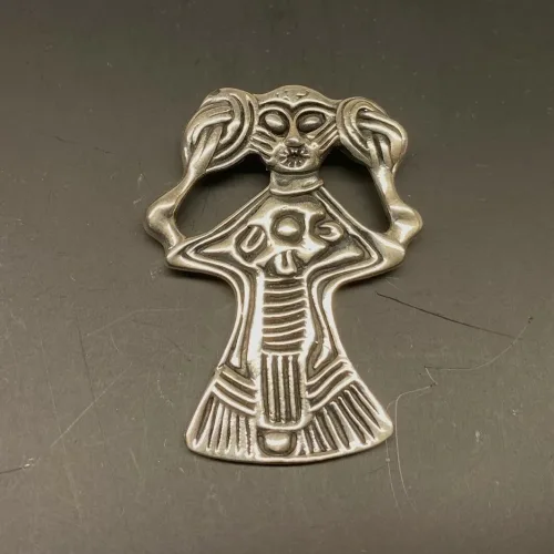 Vikingevedhæng i sølv - Freja med fletninger stor, freya, freyja, kærlighed, frugtbarhed, liv, valkyrie, asgård, asatro, aserne, bifrost, tårer af guld, valentine, kærlighed, museumssmykker, gaveide, konfirmationsgave, konfirmand, smykke, vehæng, sølvvedhæng, vikingesmykke, gamle, nordiske, guder, mytologi, nordisk, museums, sølvsmykker, ægte, original, kopismykke, fund, udgravninger, biti, ribe,