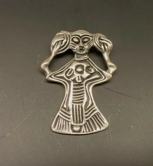 Vikingevedhæng i sølv - Freja med fletninger stor, freya, freyja, kærlighed, frugtbarhed, liv, valkyrie, asgård, asatro, aserne, bifrost, tårer af guld, valentine, kærlighed, museumssmykker, gaveide, konfirmationsgave, konfirmand, smykke, vehæng, sølvvedhæng, vikingesmykke, gamle, nordiske, guder, mytologi, nordisk, museums, sølvsmykker, ægte, original, kopismykke, fund, udgravninger, biti, ribe,