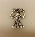 Vikingevedhæng i sølv - Freja med fletninger stor, freya, freyja, kærlighed, frugtbarhed, liv, valkyrie, asgård, asatro, aserne, bifrost, tårer af guld, valentine, kærlighed, museumssmykker, gaveide, konfirmationsgave, konfirmand, smykke, vehæng, sølvvedhæng, vikingesmykke, gamle, nordiske, guder, mytologi, nordisk, museums, sølvsmykker, ægte, original, kopismykke, fund, udgravninger, biti, ribe,