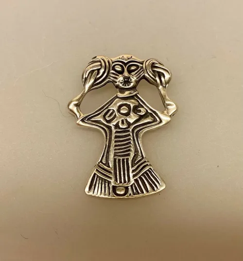 Vikingevedhæng i sølv - Freja med fletninger stor, freya, freyja, kærlighed, frugtbarhed, liv, valkyrie, asgård, asatro, aserne, bifrost, tårer af guld, valentine, kærlighed, museumssmykker, gaveide, konfirmationsgave, konfirmand, smykke, vehæng, sølvvedhæng, vikingesmykke, gamle, nordiske, guder, mytologi, nordisk, museums, sølvsmykker, ægte, original, kopismykke, fund, udgravninger, biti, ribe,