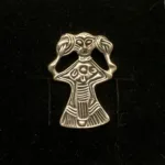 Vikingevedhæng i sølv - Freja med fletninger stor, freya, freyja, kærlighed, frugtbarhed, liv, valkyrie, asgård, asatro, aserne, bifrost, tårer af guld, valentine, kærlighed, museumssmykker, gaveide, konfirmationsgave, konfirmand, smykke, vehæng, sølvvedhæng, vikingesmykke, gamle, nordiske, guder, mytologi, nordisk, museums, sølvsmykker, ægte, original, kopismykke, fund, udgravninger, biti, ribe,