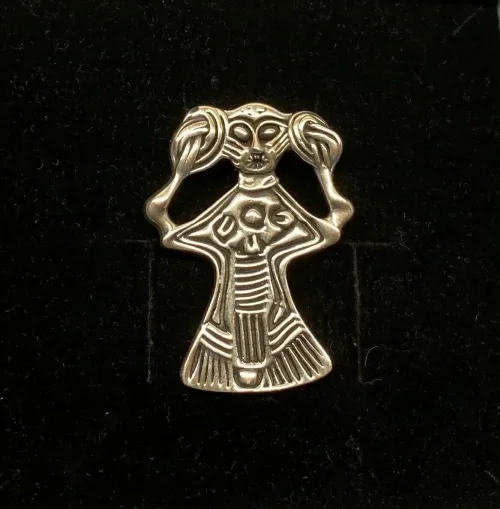 Vikingevedhæng i sølv - Freja med fletninger stor, freya, freyja, kærlighed, frugtbarhed, liv, valkyrie, asgård, asatro, aserne, bifrost, tårer af guld, valentine, kærlighed, museumssmykker, gaveide, konfirmationsgave, konfirmand, smykke, vehæng, sølvvedhæng, vikingesmykke, gamle, nordiske, guder, mytologi, nordisk, museums, sølvsmykker, ægte, original, kopismykke, fund, udgravninger, biti, ribe,