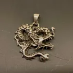 Vikingevedhæng i sølv - Snoet Drage, fabeldyr, drage, sølv, ægte, sterling, original, vikingesmykke, vikingesmykker, fund, udgravninger, museumssmykker, magisk, magi, aser, midgårdsormen, ribe, moesgård, museumssmykker, museumssmykke, kopismykke, danefæ, odin, thor, thyra, gorm, konger, mytologi, eventr, stort, smykke, gaveide, rollespil,