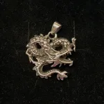 Vikingevedhæng i sølv - Snoet Drage, fabeldyr, drage, sølv, ægte, sterling, original, vikingesmykke, vikingesmykker, fund, udgravninger, museumssmykker, magisk, magi, aser, midgårdsormen, ribe, moesgård, museumssmykker, museumssmykke, kopismykke, danefæ, odin, thor, thyra, gorm, konger, mytologi, eventr, stort, smykke, gaveide, rollespil,