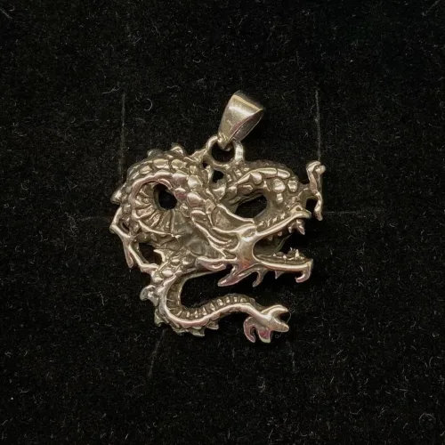 Vikingevedhæng i sølv - Snoet Drage, fabeldyr, drage, sølv, ægte, sterling, original, vikingesmykke, vikingesmykker, fund, udgravninger, museumssmykker, magisk, magi, aser, midgårdsormen, ribe, moesgård, museumssmykker, museumssmykke, kopismykke, danefæ, odin, thor, thyra, gorm, konger, mytologi, eventr, stort, smykke, gaveide, rollespil,