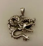 Vikingevedhæng i sølv - Snoet Drage, fabeldyr, drage, sølv, ægte, sterling, original, vikingesmykke, vikingesmykker, fund, udgravninger, museumssmykker, magisk, magi, aser, midgårdsormen, ribe, moesgård, museumssmykker, museumssmykke, kopismykke, danefæ, odin, thor, thyra, gorm, konger, mytologi, eventr, stort, smykke, gaveide, rollespil,