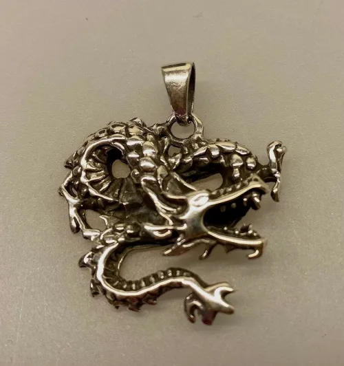 Vikingevedhæng i sølv - Snoet Drage, fabeldyr, drage, sølv, ægte, sterling, original, vikingesmykke, vikingesmykker, fund, udgravninger, museumssmykker, magisk, magi, aser, midgårdsormen, ribe, moesgård, museumssmykker, museumssmykke, kopismykke, danefæ, odin, thor, thyra, gorm, konger, mytologi, eventr, stort, smykke, gaveide, rollespil,