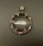 Vikingevedhæng i sølv m. gotlandsk krystal - Stor flad, bjergkrystal, gotland, gottland, sølvskat, forstørrelsesglas, bjergkrystal, Vikingevedhæng i sølv m. gotlandsk krystal - Rund XL, vikingesmykker, vikingesmykke, ribe, nordisk, mytologi, guder, aser, asatro, vikingefund, fund, sølvskat, middelalder, vikingetid, bjergkrystal, krystalkugle, forstørrelsesglas, gottland, museumssmykker, sølv, ægte, vedhæng, halskæde, original, stort, smukt, amulet, lykkebringende, kopismykke, vikingekopi, biti, ribe , ansgar, dronning, dagmar,