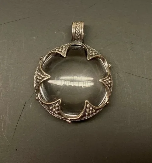 Vikingevedhæng i sølv m. gotlandsk krystal - Stor flad, bjergkrystal, gotland, gottland, sølvskat, forstørrelsesglas, bjergkrystal, Vikingevedhæng i sølv m. gotlandsk krystal - Rund XL, vikingesmykker, vikingesmykke, ribe, nordisk, mytologi, guder, aser, asatro, vikingefund, fund, sølvskat, middelalder, vikingetid, bjergkrystal, krystalkugle, forstørrelsesglas, gottland, museumssmykker, sølv, ægte, vedhæng, halskæde, original, stort, smukt, amulet, lykkebringende, kopismykke, vikingekopi, biti, ribe , ansgar, dronning, dagmar,