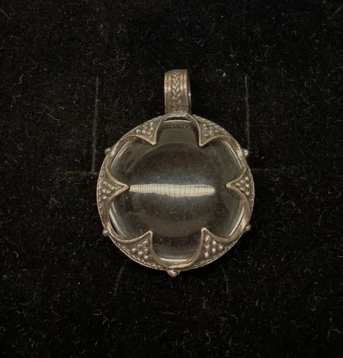 Vikingevedhæng i sølv m. gotlandsk krystal - Stor flad, bjergkrystal, gotland, gottland, sølvskat, forstørrelsesglas, bjergkrystal, Vikingevedhæng i sølv m. gotlandsk krystal - Rund XL, vikingesmykker, vikingesmykke, ribe, nordisk, mytologi, guder, aser, asatro, vikingefund, fund, sølvskat, middelalder, vikingetid, bjergkrystal, krystalkugle, forstørrelsesglas, gottland, museumssmykker, sølv, ægte, vedhæng, halskæde, original, stort, smukt, amulet, lykkebringende, kopismykke, vikingekopi, biti, ribe , ansgar, dronning, dagmar,