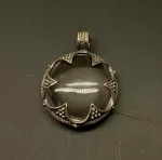 Vikingevedhæng i sølv m. gotlandsk krystal - Stor flad, bjergkrystal, gotland, gottland, sølvskat, forstørrelsesglas, bjergkrystal, Vikingevedhæng i sølv m. gotlandsk krystal - Rund XL, vikingesmykker, vikingesmykke, ribe, nordisk, mytologi, guder, aser, asatro, vikingefund, fund, sølvskat, middelalder, vikingetid, bjergkrystal, krystalkugle, forstørrelsesglas, gottland, museumssmykker, sølv, ægte, vedhæng, halskæde, original, stort, smukt, amulet, lykkebringende, kopismykke, vikingekopi, biti, ribe , ansgar, dronning, dagmar,