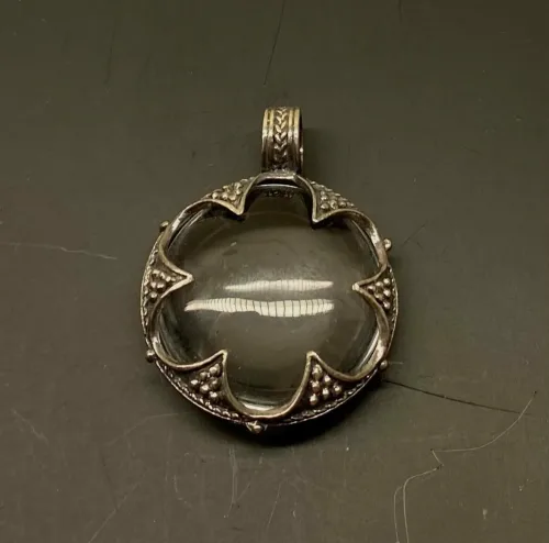 Vikingevedhæng i sølv m. gotlandsk krystal - Stor flad, bjergkrystal, gotland, gottland, sølvskat, forstørrelsesglas, bjergkrystal, Vikingevedhæng i sølv m. gotlandsk krystal - Rund XL, vikingesmykker, vikingesmykke, ribe, nordisk, mytologi, guder, aser, asatro, vikingefund, fund, sølvskat, middelalder, vikingetid, bjergkrystal, krystalkugle, forstørrelsesglas, gottland, museumssmykker, sølv, ægte, vedhæng, halskæde, original, stort, smukt, amulet, lykkebringende, kopismykke, vikingekopi, biti, ribe , ansgar, dronning, dagmar,