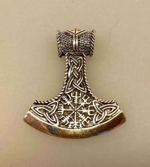 Vikingevedhæng sølv Thorshammer med Vegvisir, vejviser, magisk, amulet, amullet, hesketegn, magi, beskyttelse, islandsk, nordisk, mytologi, vikinger, aser, asatro, guder, gamle, vikinger, vikingefund, fund, udgravninger, runer, keltisk, sølv, ægte, original, museumssmykker, museums, biti, ribe, sølv, thorshammer, mjølner