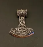Vikingevedhæng sølv Thorshammer med Vegvisir, vejviser, magisk, amulet, amullet, hesketegn, magi, beskyttelse, islandsk, nordisk, mytologi, vikinger, aser, asatro, guder, gamle, vikinger, vikingefund, fund, udgravninger, runer, keltisk, sølv, ægte, original, museumssmykker, museums, biti, ribe, sølv, thorshammer, mjølner