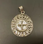 Vikingevedhæng sølvmønt - Aalborg, sølvskat, alabu, mønt, wotan, bracteat, bractiat, dansk, fund, vikingefund, kong harald, gamle, museumssmykker, museums, kopismykker, kopi, udgravninger, danefæ, gaveide, sølvsmykke, vedhæng, ægte, original, biti, ribe,